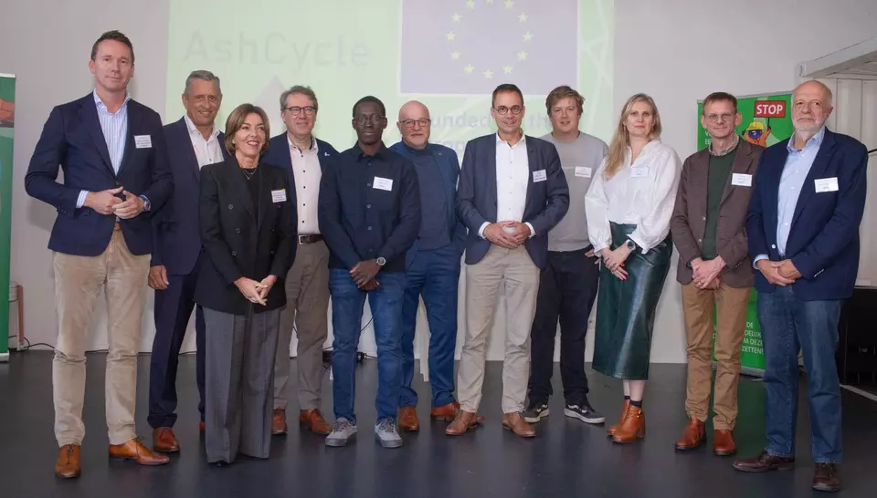 Het projectteam van AshCycle en notabele aanwezigen