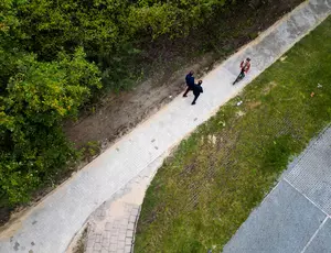 Mensen bewandelen het pad dat werd aangelegd met stenen gemaakt via het AshCycle-project