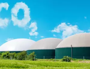 Biogasinstallaties met blauwe lucht waarin CO2 gespeld staat