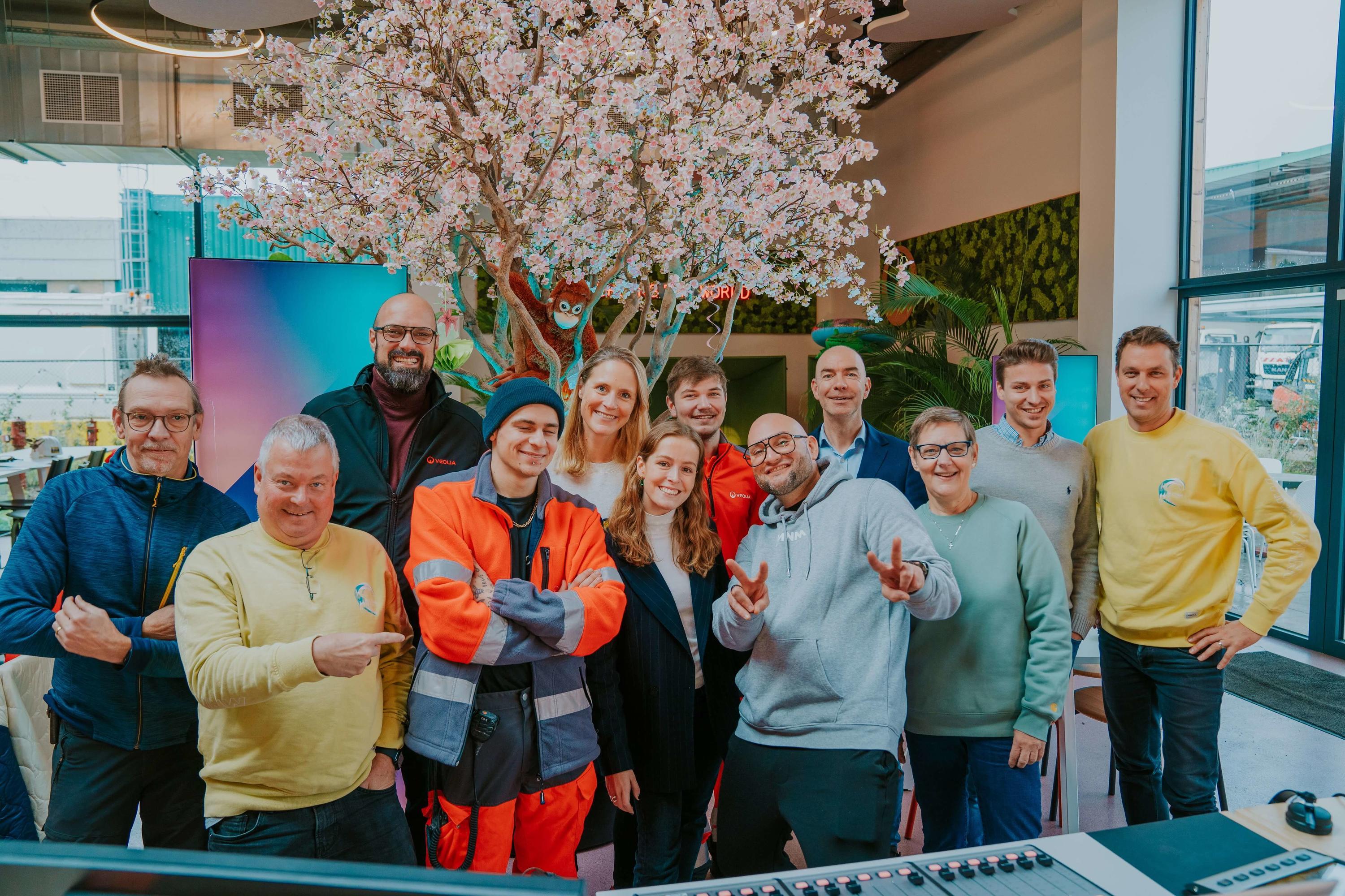 De teams van MNM en Veolia in de kantine in Gent