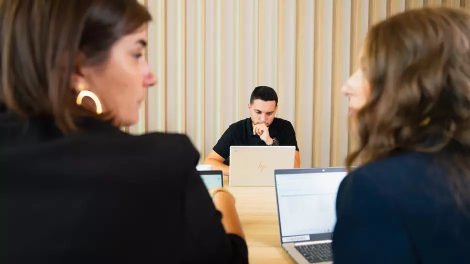 Tristan Minne, An Moreels, Juliette Frisschen, Account Managers bij Veolia in een meeting