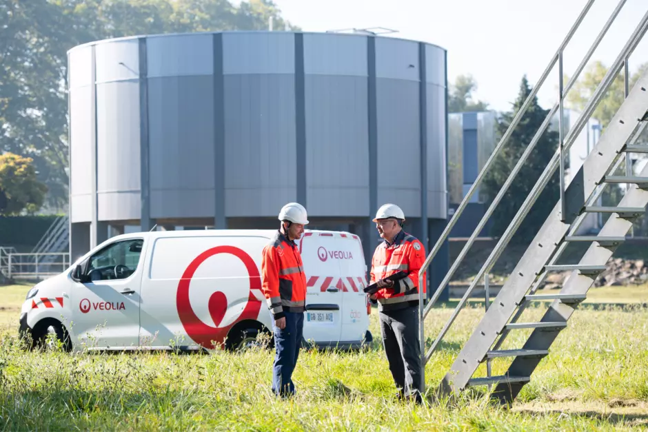 Twee Veolia-collega's zijn aan het praten