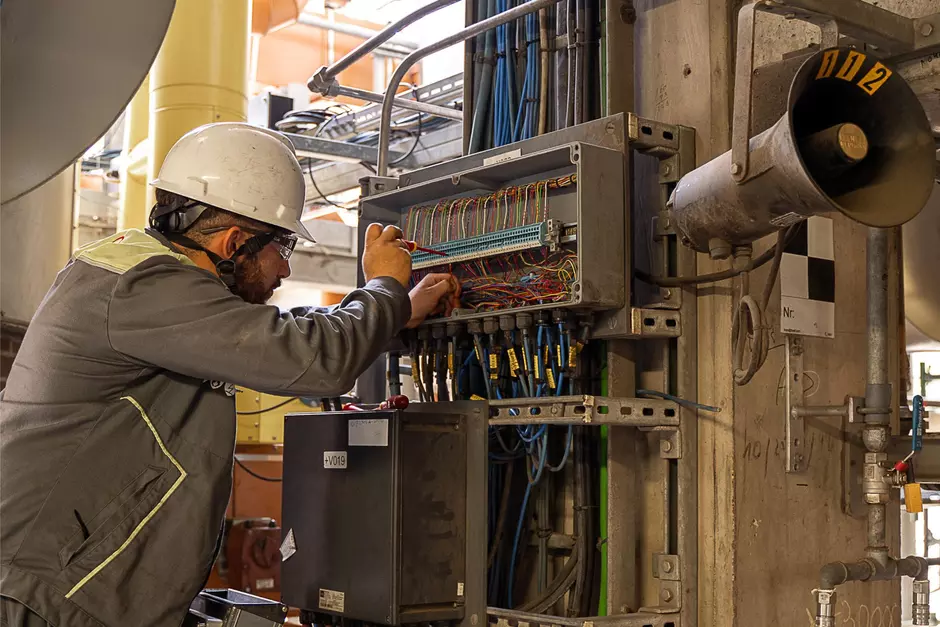 Technieker van Veolia werkt aan technische installatie
