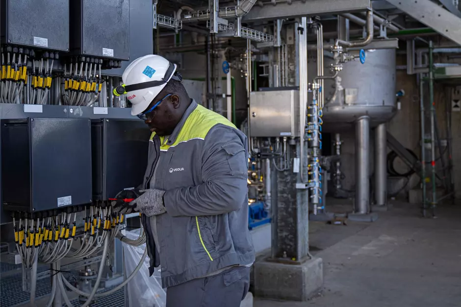 Technieker van Veolia werkt aan technische installatie