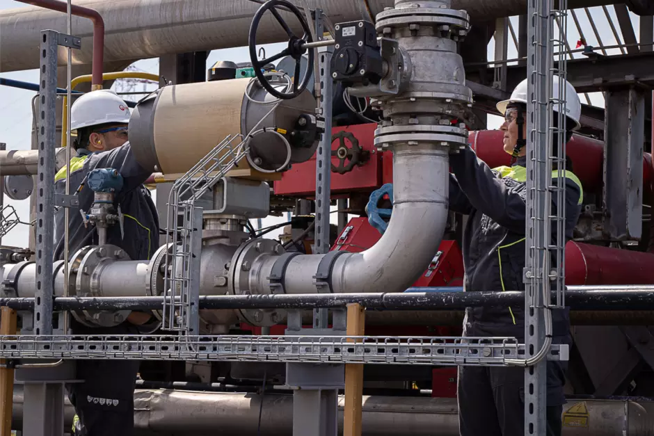 Techniekers van Veolia bij installatie van klant