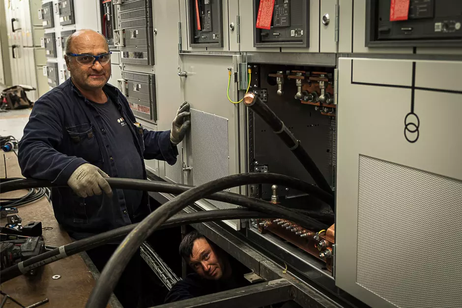 Techniekers van Veolia werken aan technische installatie