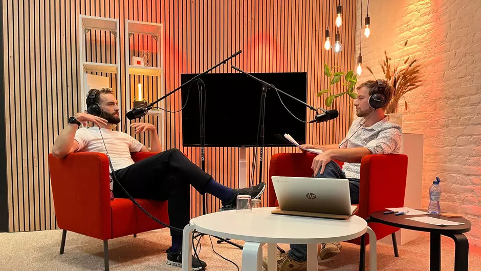 Jules Hayez & Alexis Biernaux se parlent pendant l'enregistrement de Veolia Voices
