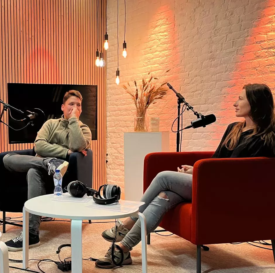 Karen & Bob praten met host Marisa Tondat op Veolia Voices