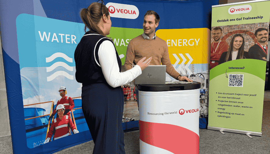 Hannes praat met een Go! trainee op een beurs