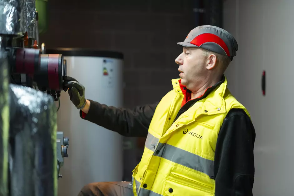 HVAC-technieker Veolia kijkt installatie na