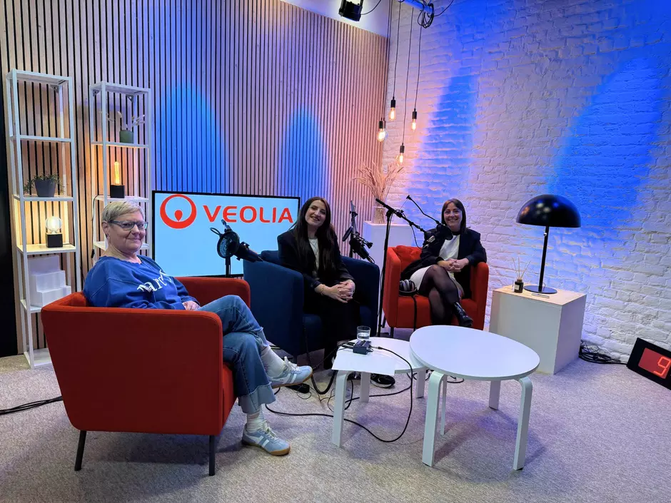 Belma en Dorien in de studio bij Veolia Voices