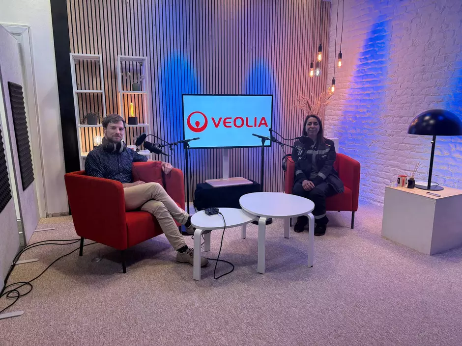 Technicienne Sacha dans le studio pour l'enregistrement de notre podcast Veolia Voices