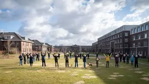 Mensen staan in een cirkel