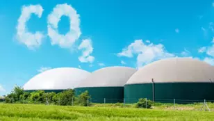 Biogasinstallaties met blauwe lucht waarin CO2 gespeld staat